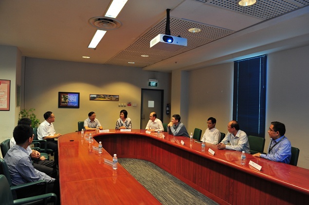 代表团在淡马锡理工学院进行交流 代表团在淡马锡理工学院进行交流